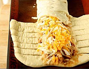 загинаем надрізи тесту