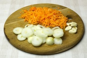 натираємо і нарізаємо часник і моркву