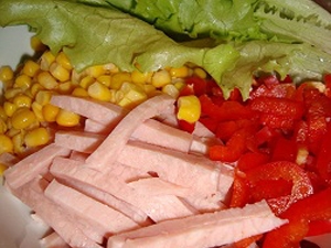 Додаємо майонез в інгредієнти салату