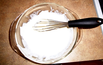 перемішуємо сметану з цукром і желатинової рідиною