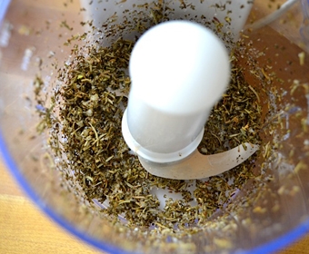 перемелюємо всі інгредієнти для заправки