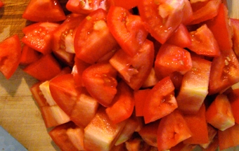 подрібнюємо помідор