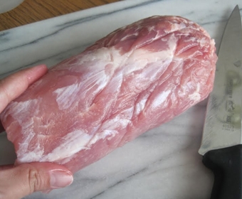 очищаємо свинину від плівки і жиру