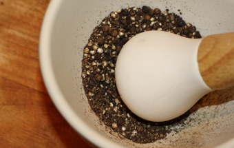 товчемо перець горошком в ступці