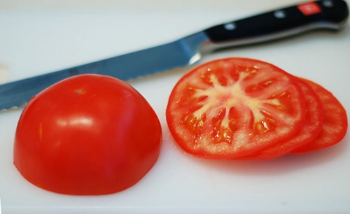 Помідори ріжемо кружальцями