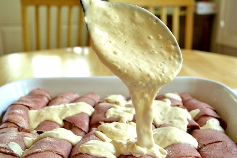 заливаємо курячі рулетики соусом Цезар