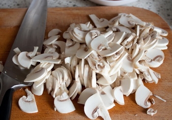 Тонко наріжемо печериці