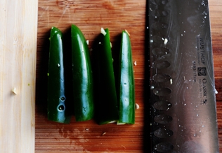 розрізаємо половинки чилі ще на половинки вздовж