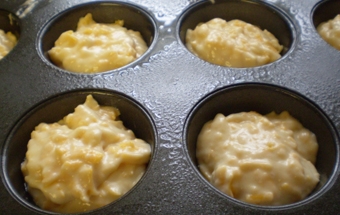 викладаємо тісто з начинкою в формочки для запікання