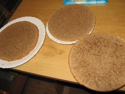 бісквіт розрізаємо на три коржа