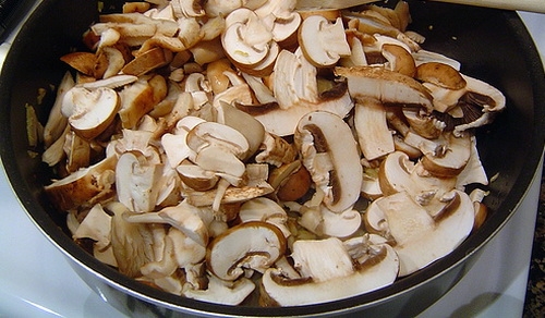 укладаємо інгредієнти шарами в каструлю