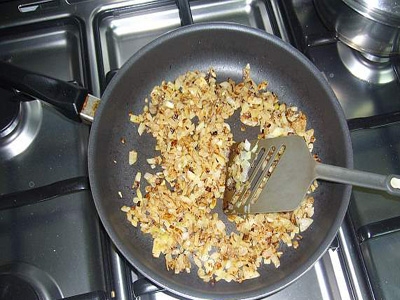 цибулю на сковороді