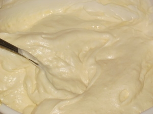 вводите білки в борошняну суміш