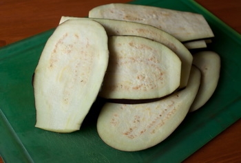 нарізаємо баклажани