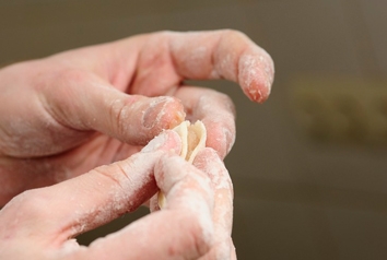 Руками склеюємо краї тіста пельменів