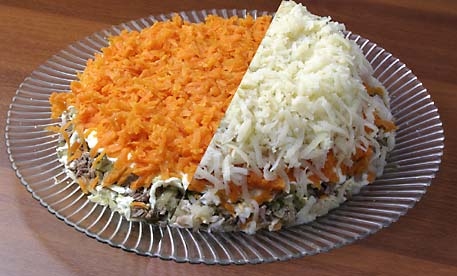 викладаємо картоплю,майонез,морква,майонез