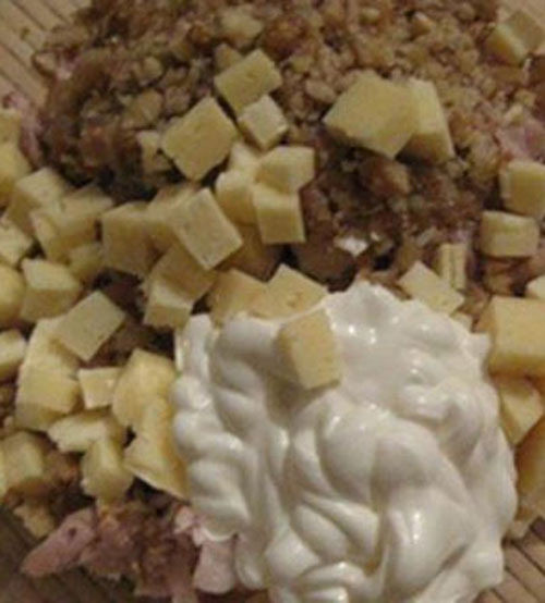 змішуємо інгредієнти для салату