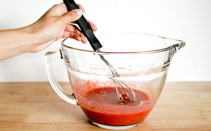 Збиваємо інгредієнти для соусу