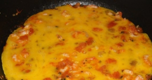 вливаємо яйця в сковороду