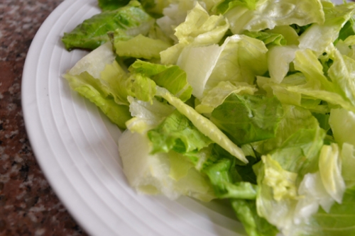 нарізаємо листя салату