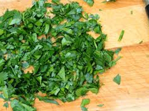 дрібно рубаємо петрушку