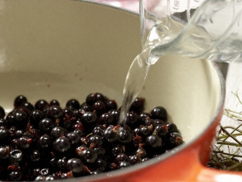 каструля зі смородиною і водою