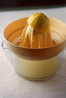 видавлюємо сік лимона