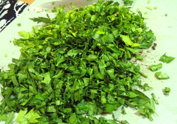 Дрібно рубаємо зелень