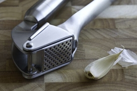 подрібнюємо часник