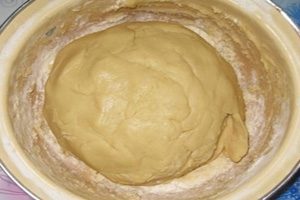 тісто в мисці