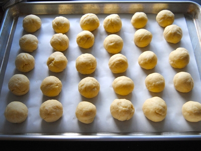 викладаємо кульки на деко