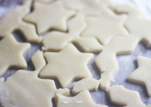 З допомогою формочок вирізаємо печиво