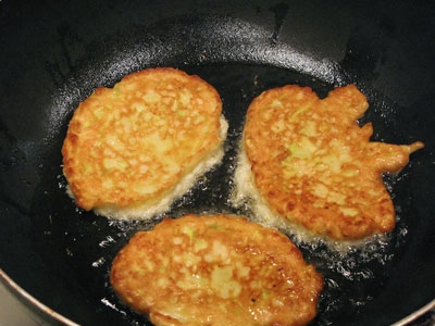 оладки на сковороді