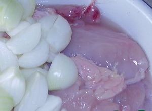 Подрібнене філе і цибулю