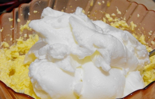 змішуємо сирну масу з білковою піною