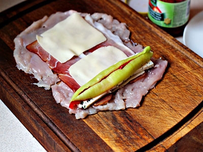 зелений перець на червоному