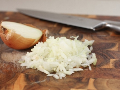 дрібно рубаємо цибулю