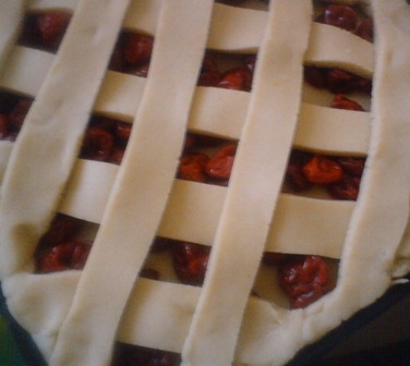 викладаємо смужки тіста у вигляді сітки