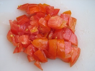 Помідори подрібнюємо