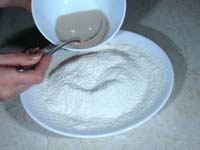 Виливаємо в борошно дріжджовий розчин