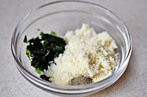 у маленькій мисці змішуємо петрушку, сир і мелений чорний перець