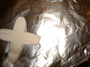 Обводимо ножем картонні форми на фользі