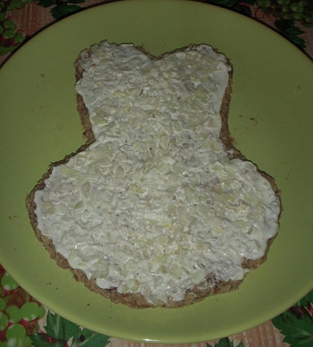 викладаємо салат за формою голови кролика