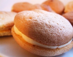 накриваємо тістечка іншою половинкою