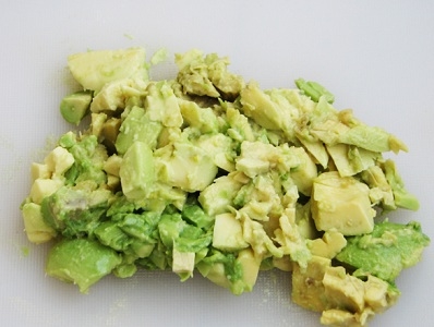 Авокадо чистимо і ріжемо