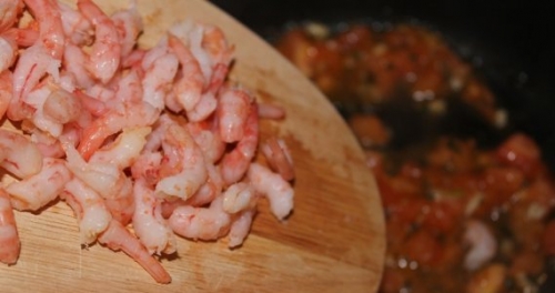 додаємо креветки