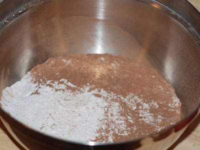 миска з борошном і какао