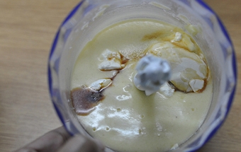 додаємо в бананову суміш сметану і ванільний цукор