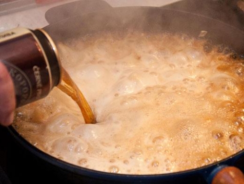 Додаємо до м'яса соус