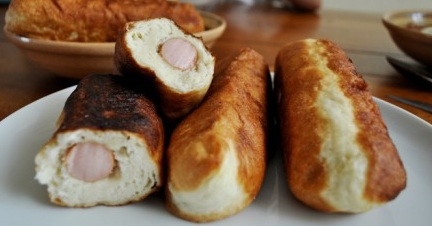 Подаємо сосиски в клярі з соусом